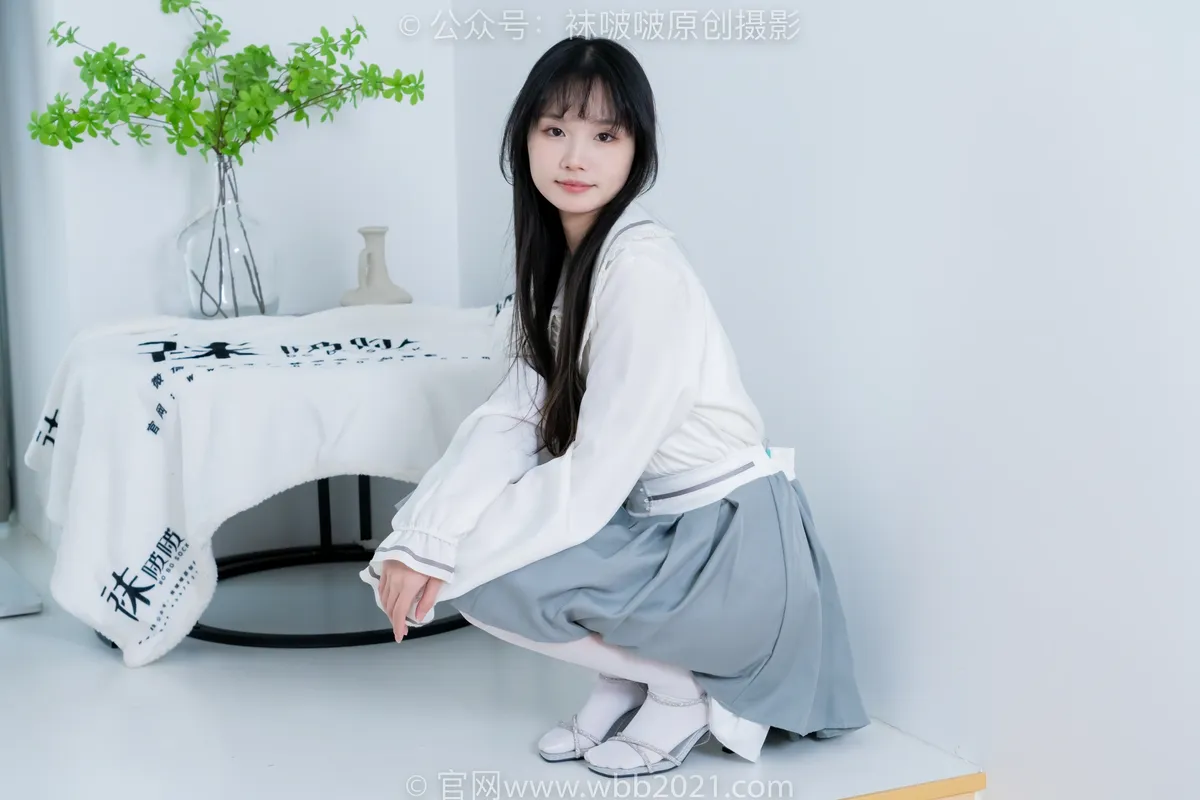 [BoBoSocks袜啵啵] NO.468 甜甜圈-高跟凉鞋、厚白丝、裸足、丝袜和裸足踩蓝莓剧情（花絮版） - BoBoSocks袜啵啵